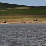 Purtroppo nessuno celebra tanta bellezza, anzi l�eco lontano del motore di un�auto spezza l�incanto e attrae la nostra attenzione. Alcuni fuoristrada stanno facendo del rally...